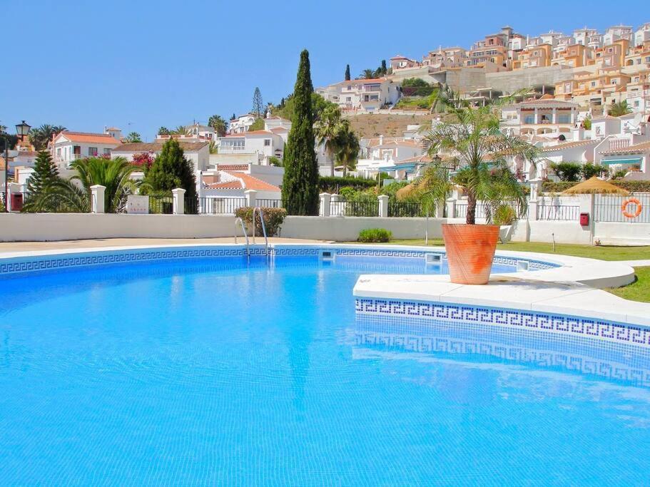 Beautiful 3 Bedroom Townhouse In Urb. Tropicana, Nerja Kültér fotó