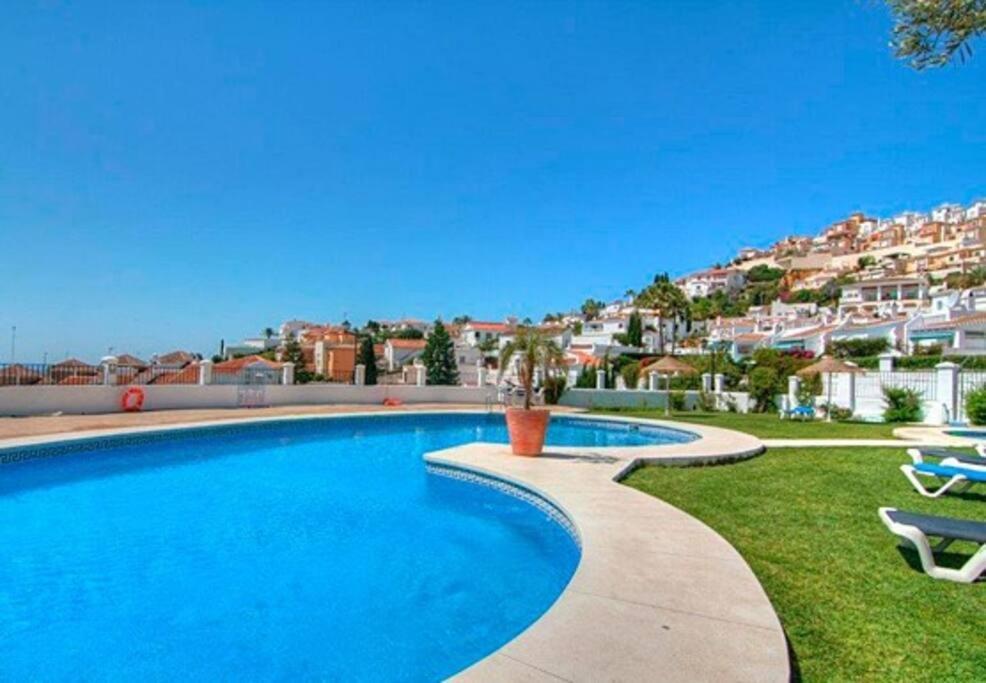 Beautiful 3 Bedroom Townhouse In Urb. Tropicana, Nerja Kültér fotó