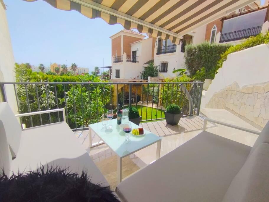 Beautiful 3 Bedroom Townhouse In Urb. Tropicana, Nerja Kültér fotó